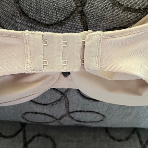 Lilyette Bra nude 38D .  Unpadded underwire style.  Adjustable straps.  EUC - Picture 8 of 12